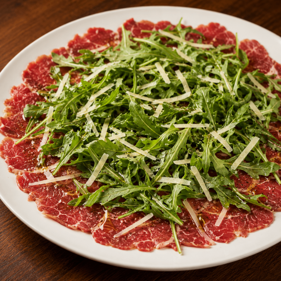 Carpaccio de Carne com Rúcula