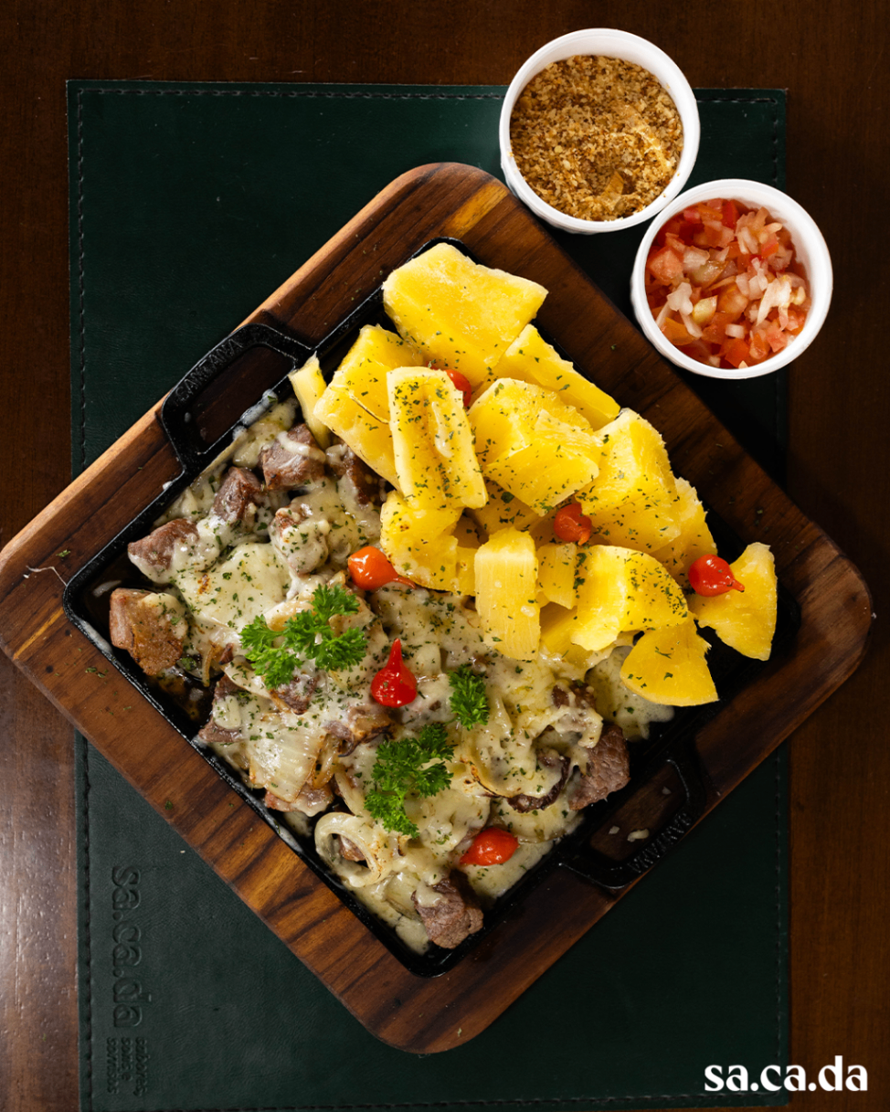 Carne de Sol Acebolada com Queijo Mussarela