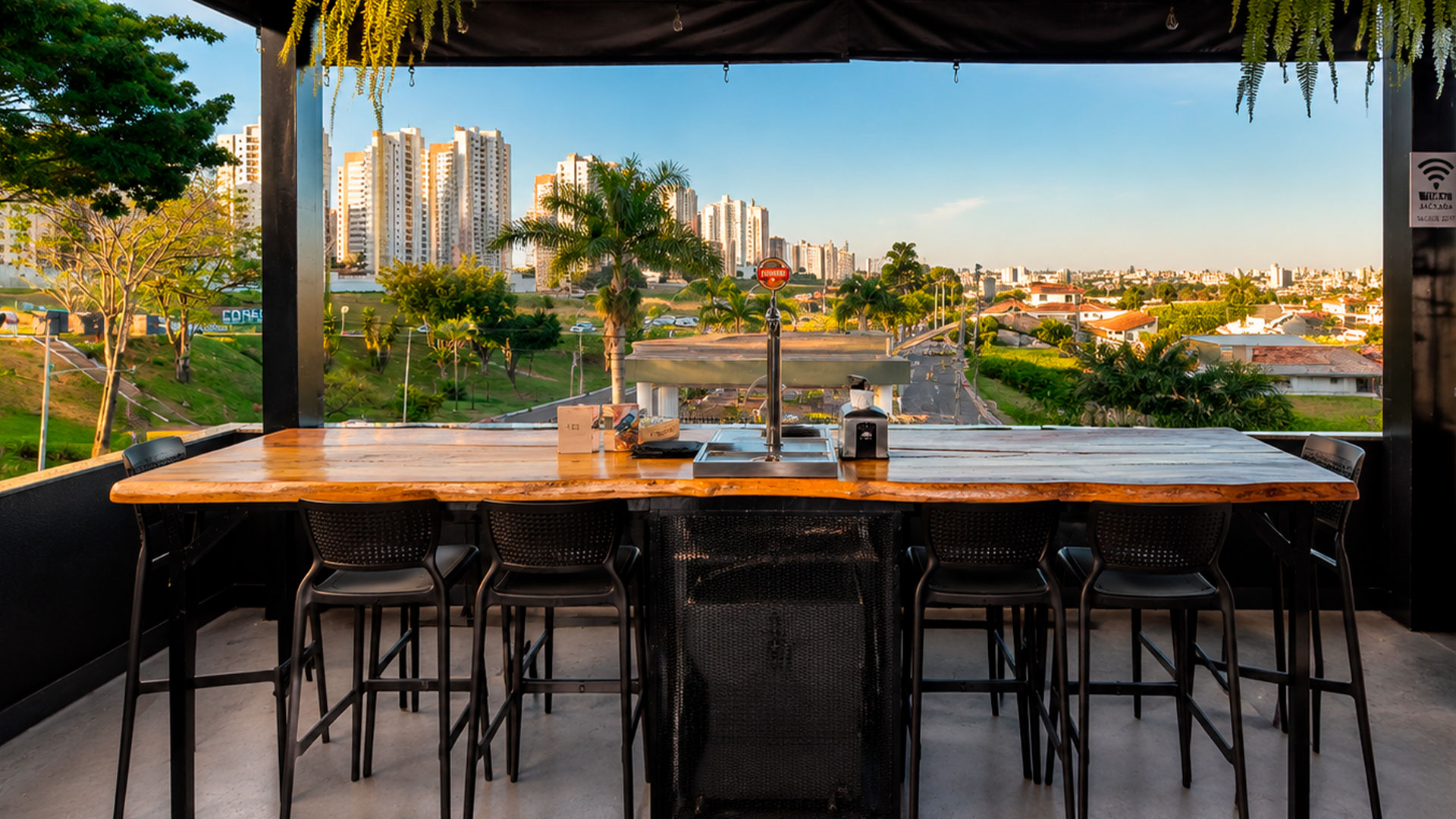 Mesa com chopeira própria